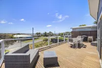 Bayview Retreat - A perfect spot for your next family beach holiday Hotels in Surf Beach