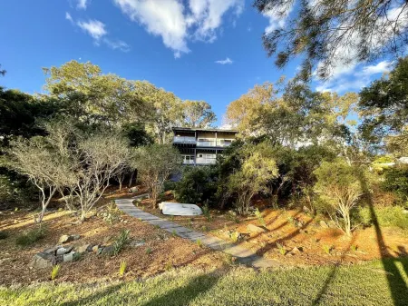 Absolute lake front - lie in bed & listen to the fish jump!