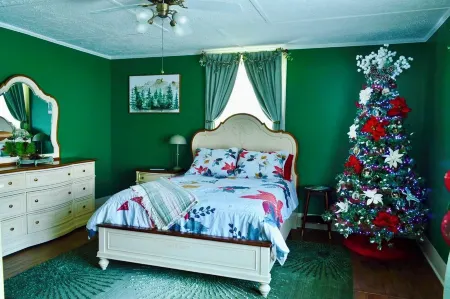 One of a kind Christmas year round in downtown Dillsboro Отели в г. Сильва