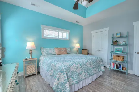 Swimming Pool, Elevator, Fire Pit, EV Charger, Pickleball, Walk to Beach!