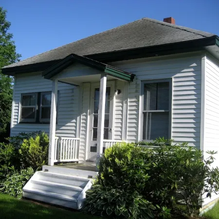 Quaint Bungalow Minutes From Downtown, Harbor, Shops