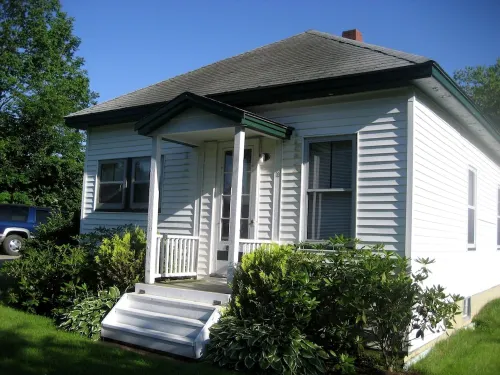 Quaint Bungalow Minutes From Downtown, Harbor, Shops