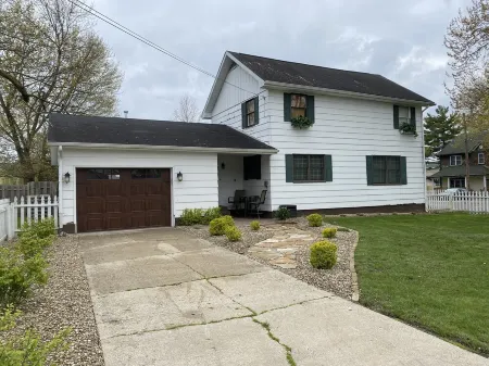 In the Heart of Three Oaks - Steps to Downtown Отели в г. Три Окс