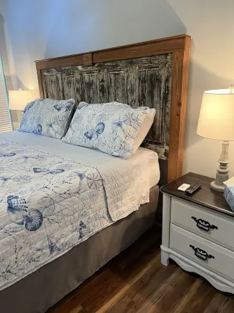 Twin Oaks Cottage in charming downtown St. Marys, walking distance to waterfront