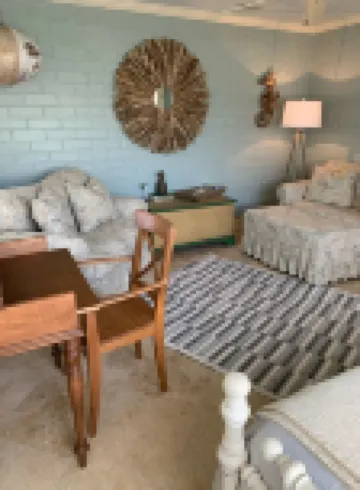 Easy Walk to Beach & 6 Restaurants.  Our 1950’s Cottage Gets Great Reviews!