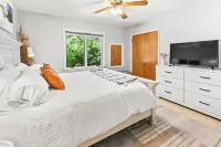 Central Omaha Pool w/ Spa Oasis + Fire Pit + 3 Living Rooms