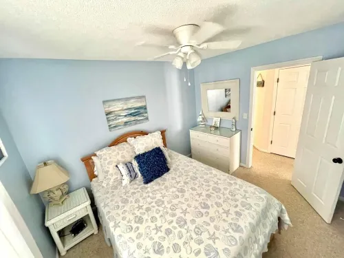"The Beach Bucket" Beautiful Beach House located in Oak Island, NC