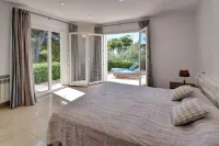 Villa mit Direktem Strandzugang zu Einer Sandigen Bucht in Cala D'or Zentrum Hotel a Cala d'Or