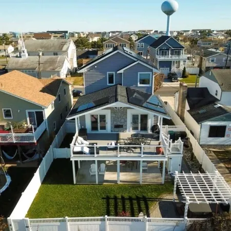 HOT TUB & Bicycles - Walking distance to the BEACH, bay, restaurants, & shopping