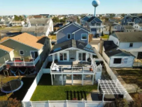 HOT TUB & Bicycles - Walking distance to the BEACH, bay, restaurants, & shopping