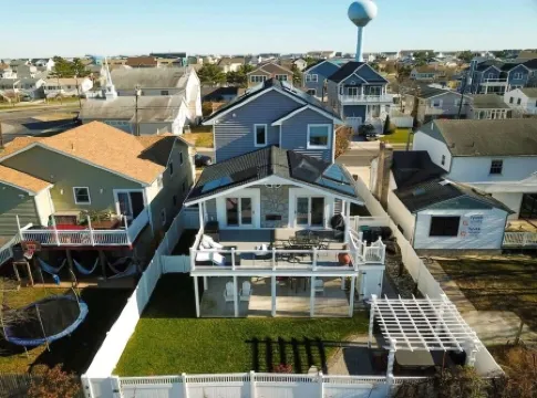 HOT TUB & Bicycles - Walking distance to the BEACH, bay, restaurants, & shopping