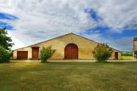 Charming detached house with private pool near St-Emilion. فنادق في Saint-Sulpice-de-Faleyrens