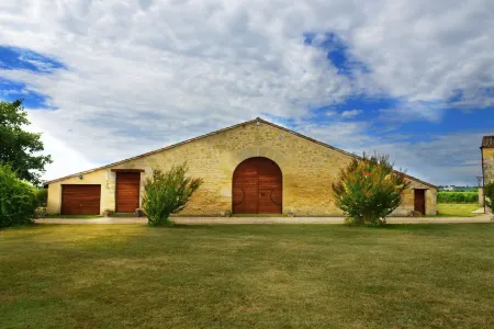 Charming detached house with private pool near St-Emilion. Отели в г. Сен-Сюлпис-де-Фалеран