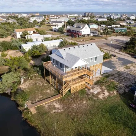 Novice 4BRM/3Bath house on the canal/sound access close to the beach