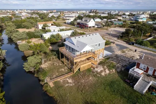 Cozy 1 BRM+ in newly built house right on the canal.