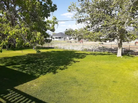 Spacious Two-Bedroom Suite in Salt Lake Valley Отели в г. Уэст-Джордан