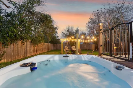 The Historic Blue Bungalow / Hot Tub / 5 min to Magnolia Отели рядом с достопримечательностью «Rogers School of Engineering and Computer Science»