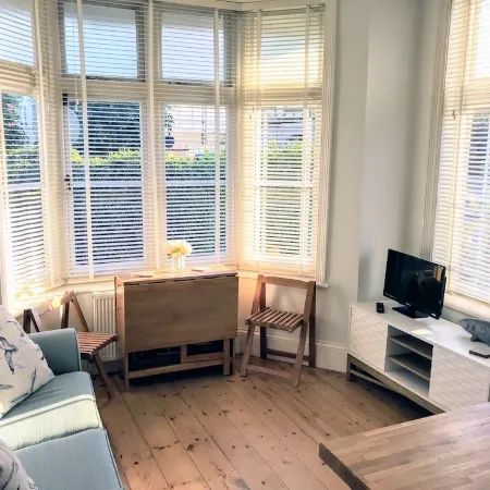 Charming 2 br apartment next to worthing station, close to town and seafront Отели в г. Уэртинг