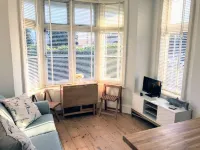 Charming 2 br apartment next to worthing station, close to town and seafront