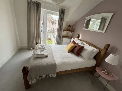 Modern Home On Outskirts Of Edinburgh With Excellent Public Transport Links Hotels near Waverley Park