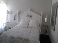 Charming Private Garden Cottage hide away in the heart of Sarasota 새러소타 호텔