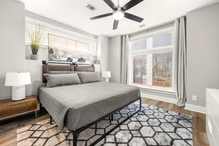 Spacious Loft Style Condo with King Beds! Must see Отели в г. Данин