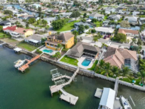 The Dolphin Inn with Views of Tampa Bay & Marina