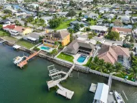 The Dolphin Inn with Views of Tampa Bay & Marina Publix Super Market at Paradise Shoppes of Apollo Beach附近的飯店
