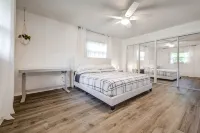 Tropical Vacation POOL Home in Melbourne, 7 mins to Beach Main Street Melbourne - Downtown Melbourne附近的飯店