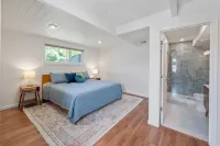 Lakeside Bliss: Spectacular Lake Views and Access!