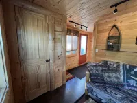 Beautiful Upper Suite on Nelson Lake with Balcony & Lakeviews! Hotels in Lenroot