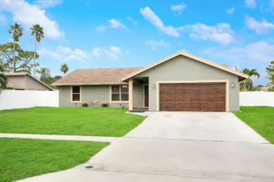 Upscale 4Br Oasis- Tranquil Patio, Prime Location Hotels near Publix Super Market at The Groves at Royal Palms