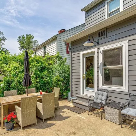 ENTIRE HOME! 5 BEDROOM, 2 BATH, WITH JACUZZI - .2 miles to Iowa State Campus