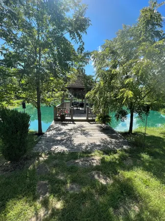 BACKYARD OASIS! Cozy and charming 60s Brick ranch with relaxing gazebo over pond Отели в г. Бун Тауншип