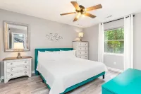Stylish King + Queen Suites Lake-View End Unit, Golf & Beach Nearby – No Stairs