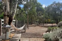 Muckleford Forest Cottage - Bush retreat, wood fire, pizza oven and stunning dam Hotels near The Left Bank Gallery