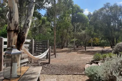 Muckleford Forest Cottage - Bush retreat, wood fire, pizza oven and stunning dam Cecode Shop and Gallery附近的飯店