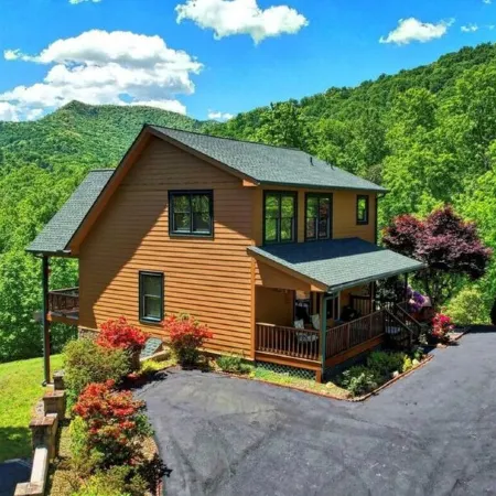 Bear Valley Retreat | Cozy and Private Cabin near Lake Chatuge | Dog Friendly
