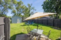 Blue Bungalow with 2 bedrooms, WiFi, AC in peaceful South Bend Hotels near Gwen Stiver Park