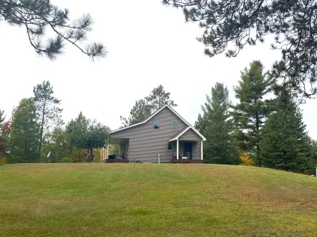 Charming lodge with 3 bedrooms, 2 bathrooms and amenities