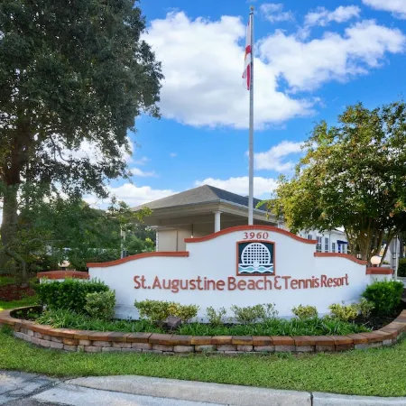 Sleeps up to 8 - Free Parking - Heated Pool - Steps to Beach - Close to Downtown