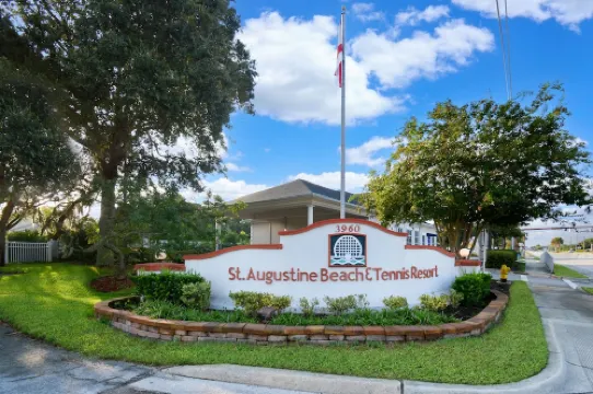 Sleeps up to 8 - Free Parking - Heated Pool - Steps to Beach - Close to Downtown