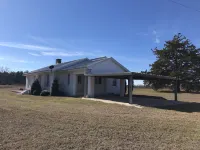Hilltop Retreat . Private house surrounded by nature. Just 2 miles from Lake. Hotels near Walmart Garden Center