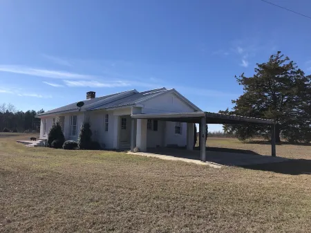 Hilltop Retreat . Private house surrounded by nature. Just 2 miles from Lake. Отели в г. Юфола