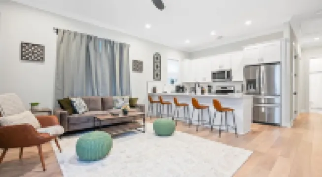 Historic District Gem - 2BR/2BA, Walk to Forsyth Park - Upper Level