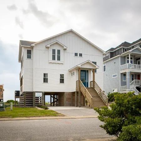 4BR 3BA Waterfront Slice of Heaven! Luxury, hot tub, sunsets, fishing.
