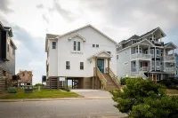 4BR 3BA Waterfront Slice of Heaven! Luxury, hot tub, sunsets, fishing.