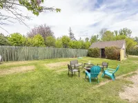 NEW Updated Farmhouse in Custer - 2 Blocks from Main Street! Hoteles en Custer