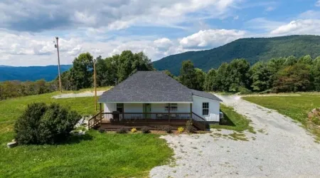 Bobbie Jean's Cozy Mountain Farmhouse