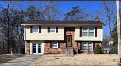 Modern Farm house in the city Hotels near Ayres/knuth Farm